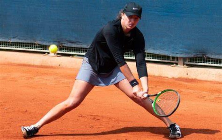 What racquet does Swiatek use?